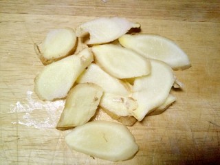 4、补气养血&红枣桂圆麻油鸡汤,姜切片，姜可以多放一些，放了差不多十片姜片，食用姜可以驱除我们体内的寒气