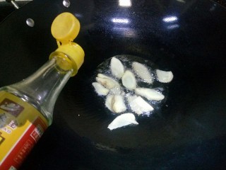 5、补气养血&红枣桂圆麻油鸡汤,锅内放适量麻油，放入姜片爆香，注意是麻油~麻油~不可以随便用炒菜的食用油代替。