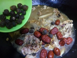 10、补气养血&红枣桂圆麻油鸡汤,加入桂圆干