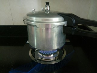 13、补气养血&红枣桂圆麻油鸡汤,盖好高压锅的盖子，拧紧锅盖，中火炖20分钟即可