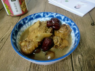 14、补气养血&红枣桂圆麻油鸡汤,等到高压锅排气后，即可打开锅盖盛出装碗，麻油鸡汤满屋飘香~