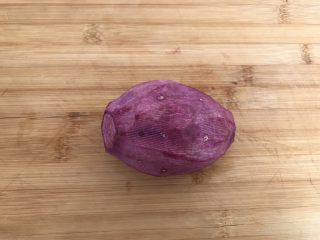 1、酸奶紫薯泥,将紫薯洗净去掉皮