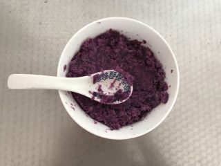 4、酸奶紫薯泥,用勺子压成泥
