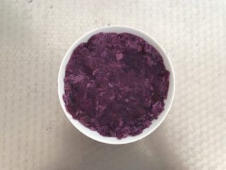 5、酸奶紫薯泥,倒入碗中 压平