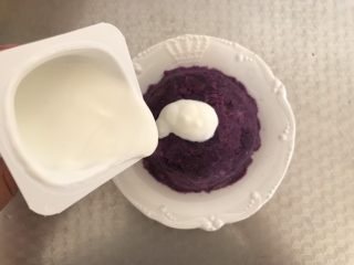 7、酸奶紫薯泥,上面撒上酸奶