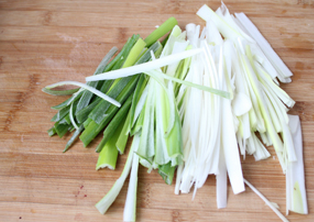 1、孜然烤羊腿,葱姜切丝