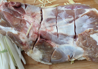 2、孜然烤羊腿,羊腿清洗干净表面，在把表面的水擦干，两面的肉用刀切花刀，