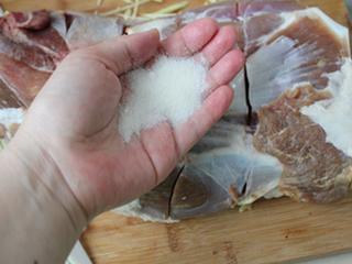 3、孜然烤羊腿,用盐里里外外仔细的把羊腿涂抹一遍，切开的缝隙里面也要涂抹到