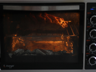 5、孜然烤羊腿,腌好的羊腿，去掉葱姜丝，放入预热好200度的烤箱，中层，热风，上下火，烤1个半小时左右