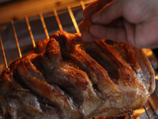 6、孜然烤羊腿,出炉前5分钟撒烧烤料！吃的时候不够味，可以在沾烧烤料和盐即可