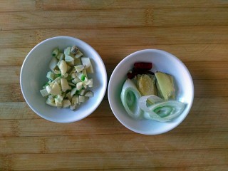 3、蒜香脆皮鸡腿（烤箱版）,蒜切碎，大葱切段，生姜切片，红辣椒切段