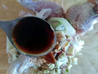 7、蒜香脆皮鸡腿（烤箱版）,加两勺生抽