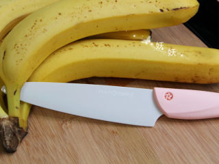1、脆烤香蕉片,家里的香蕉全是熟透的，如果用没用熟点的香蕉，做出来的成品中间就没有暗芯了，暗芯只是熟透的香蕉，口感很好。
