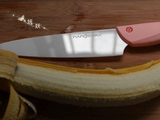 2、脆烤香蕉片,香蕉去外皮。