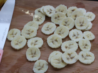 3、脆烤香蕉片,切薄片，稍微切薄点，厚了容易不脆，也无需太薄，大约3毫米的样子。