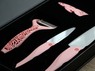 4、脆烤香蕉片,这一步如果是普通的刀子切，我们都知道香蕉截面会很快氧化变黄，我用到的是奈瓷刀，复杂的单开刃工艺，奈米级材质，切出来的食物不氧化，特别易氧化的食物也可以保持直至风干也不氧化。所以，普通刀子切的话这一步要准备好一碗柠檬水，柠檬汁与水混合，刷在香蕉片上防氧化。