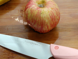 5、脆烤香蕉片,还有一个苹果，也顺便一起切了。