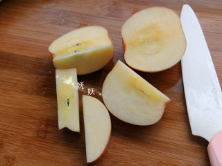 6、脆烤香蕉片,切的时候避开果核。