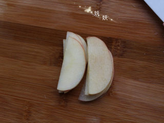 8、脆烤香蕉片,静置约半小时后左边依然光洁无氧化色，右边已经明显开始发黄。所以后来我全部用奈瓷刀切了，为了食物的营养不流失，也更卫生。