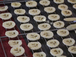 9、脆烤香蕉片,将切好的水果摆在烤网上。