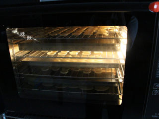 11、脆烤香蕉片,风炉烤箱预热180度，因为我要放4层进去，长时间打开烤箱降温会很快，烤网间距过大的可以像我一样放烤盘接着，以免食材掉落。