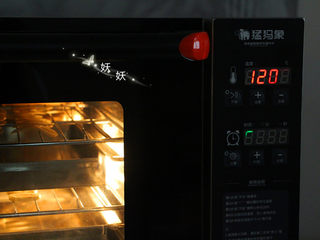 12、脆烤香蕉片,食材送入烤箱后设120度，先烤20分钟，然后100度40分钟。普通烤箱请选择热风循环模式烤。