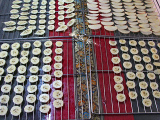 10、脆烤香蕉片,此时第一支切好的香蕉片已经晾了半个多小时，依然很干净，没有氧化。