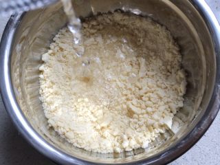 2、可爱圣诞帽子塔,加水，水不要全部倒入，预留十来克慢慢加