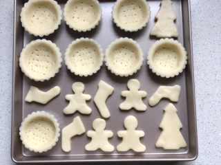 3、可爱圣诞帽子塔,摆入烤盘中，我做了2份，模具不够，做了些小可爱