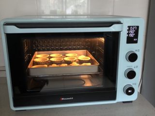 4、可爱圣诞帽子塔,送入预热好的烤箱、中层，上下火190度烤25分钟左右，脱膜晾凉。