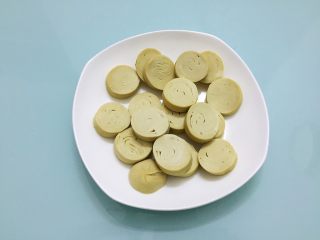 1、梅香素鸡,素鸡洗净切厚片