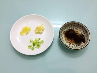 2、梅香素鸡,备好酸梅，葱姜蒜切末