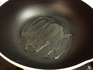 3、梅香素鸡,锅中倒入适量的食用油烧热