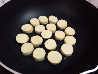 4、梅香素鸡,放入素鸡