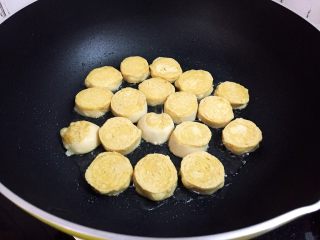 5、梅香素鸡,煎至两面金黄色