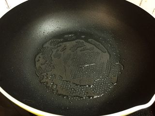 7、梅香素鸡,原锅倒入适量的食用油烧热