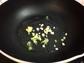 8、梅香素鸡,放入葱姜蒜爆香