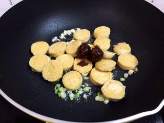 9、梅香素鸡,加入素鸡和酸梅