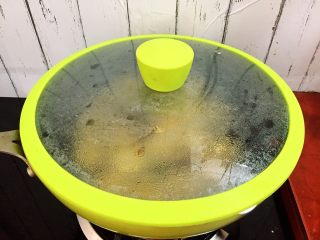 13、梅香素鸡,转中火炖煮10-20分钟