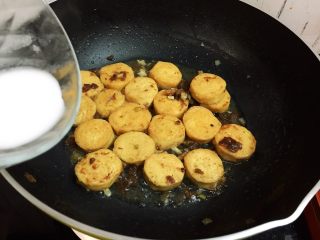 14、梅香素鸡,炖至汤汁浓稠时加入水淀粉勾芡即可