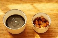 2、桂圆土司,捞出桂圆干，挤干水。留１３0ｇ浸泡桂圆的温水，融化红糖放凉备用。（有些红糖里有颗粒，揉面时不容易揉碎，所以先用温水化开。你的红糖要是非常细腻可以省去融化的步骤。）