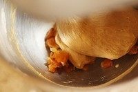 6、桂圆土司,加入桂圆搅拌均匀。