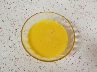 2、果干沙琪玛,鸡蛋磕入碗中打散。