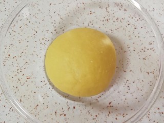 4、果干沙琪玛,揉成面团，盖上保鲜膜饧发20分钟左右。