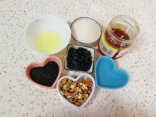 5、果干沙琪玛,准备好其它食材。