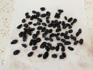6、果干沙琪玛,葡萄干用水清洗一下，去除表面的灰尘，然后用厨房用纸吸干水分备用。