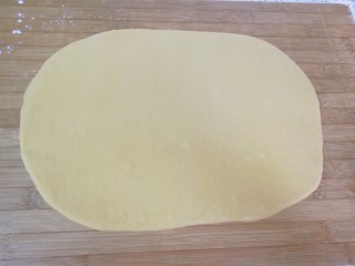 8、果干沙琪玛,擀成厚度为3毫米左右的面片。