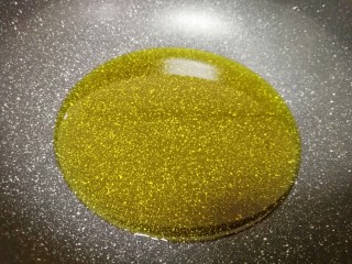11、果干沙琪玛,炒锅内倒多一些食用油烧热。