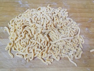 10、果干沙琪玛,切好的面条撒上玉米淀粉抖散。