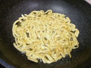 12、果干沙琪玛,下入面条炸至膨胀变色捞出备用。